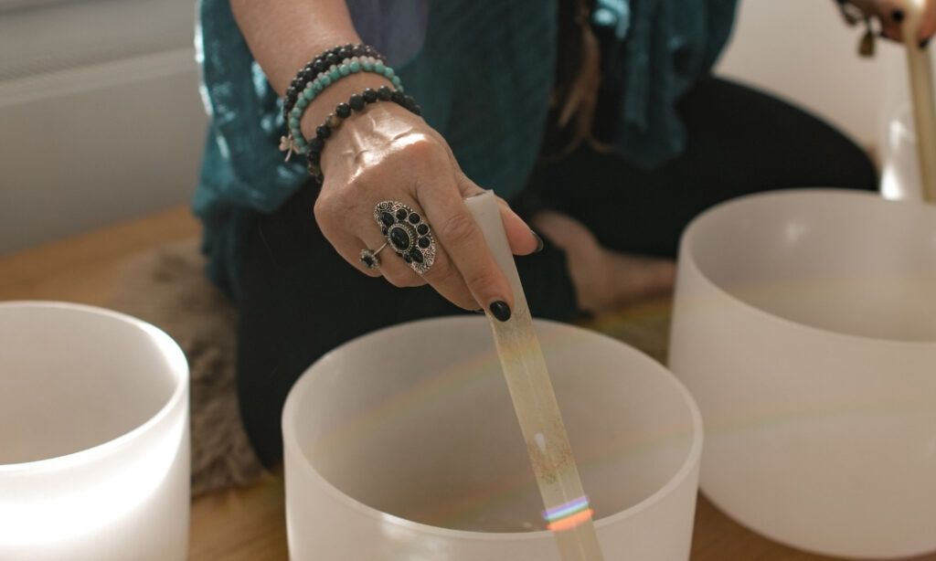 Sound bowls tijdens een les Sound healing yoga bij De Nieuwe Yogaschool Amsterdam