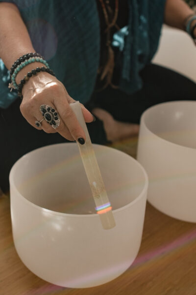 Sound bowls tijdens een les Sound healing yoga bij De Nieuwe Yogaschool Amsterdam