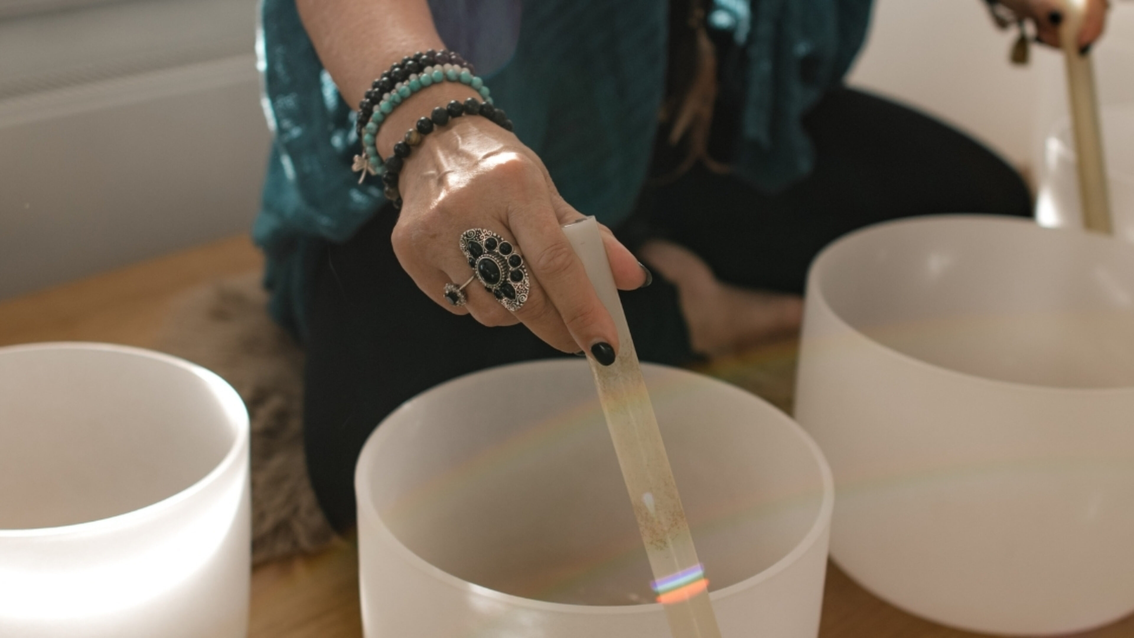 Sound bowls tijdens een les Sound healing yoga bij De Nieuwe Yogaschool Amsterdam