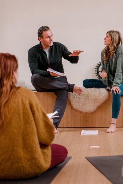 Studenten in gesprek met Johan Noorloos en Mariken Hogenhout tijdens de DNYS Academie open avond