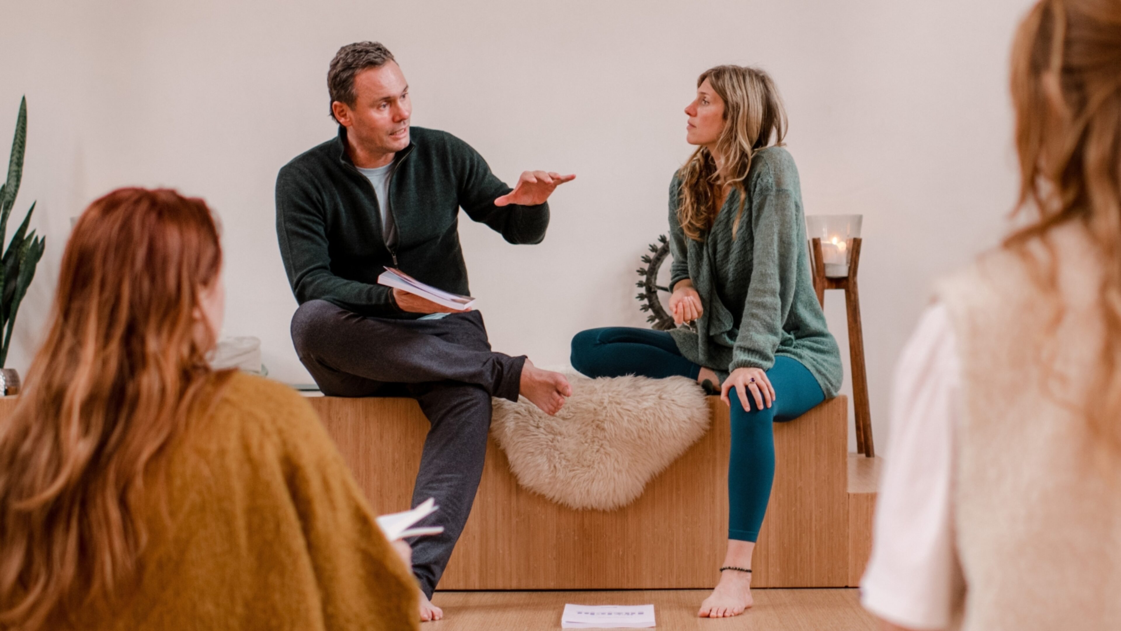 Studenten in gesprek met Johan Noorloos en Mariken Hogenhout tijdens de DNYS Academie open avond