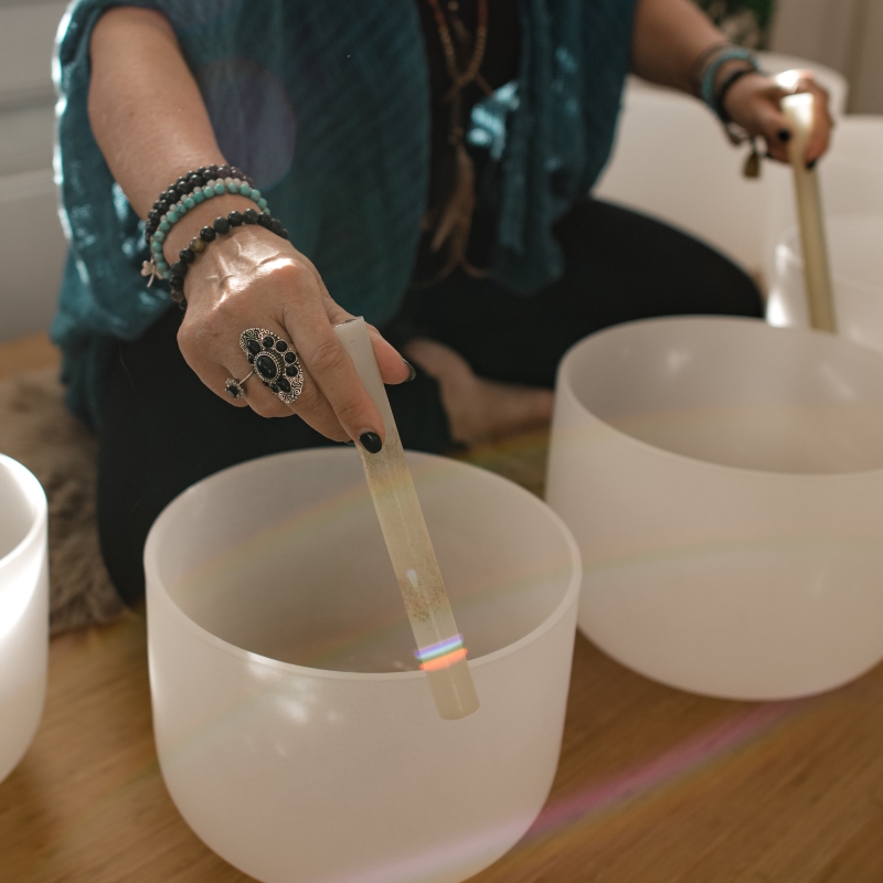 Sound bowls tijdens een healing sound les bij De Nieuwe Yogaschool Amsterdam