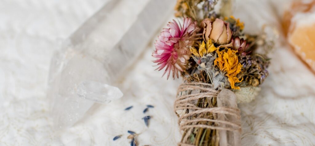 A flower smudge and a crystal as decoration at De Nieuwe Yogaschool