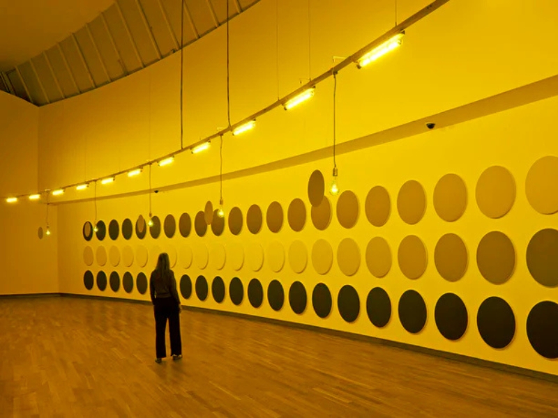 Persoon die een werk van Olafur Eliasson bekijkt in het Van Gogh Museum