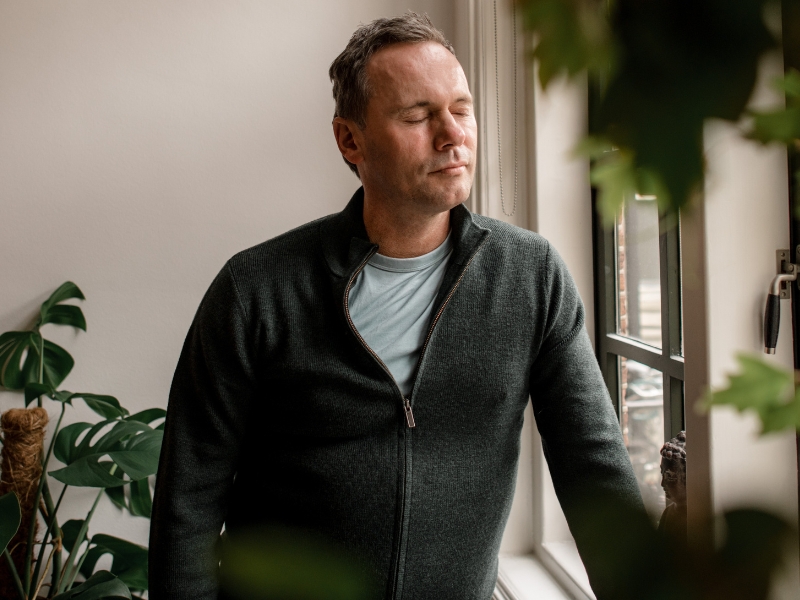 De Nieuwe Yogaschool oprichter Johan Noorloos in meditatiemoment