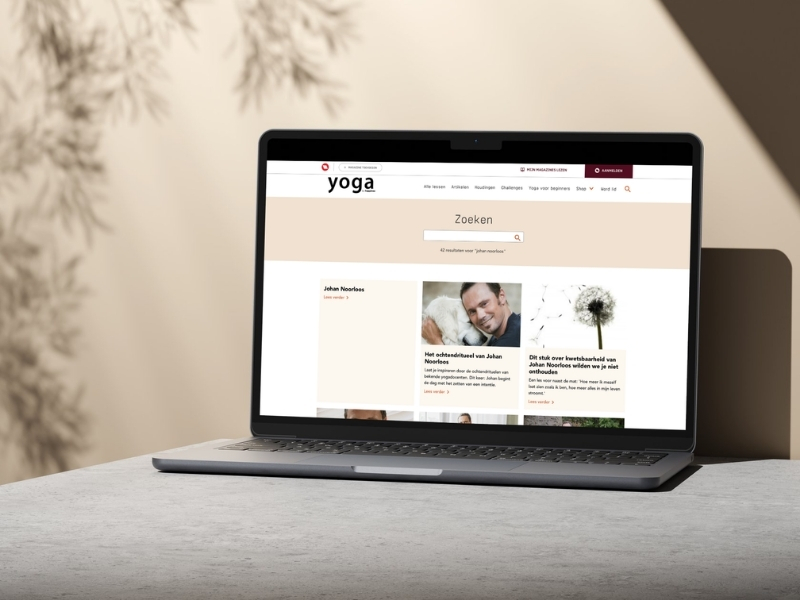 Laptop met artikelen van Johan Noorloos op de website van Yoga by Happinez
