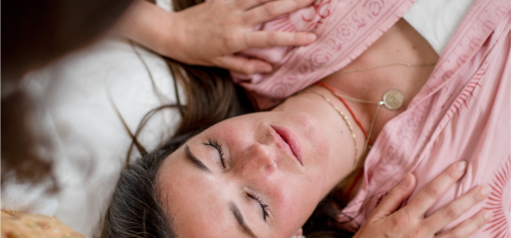 Vrouw in diepe ontspanning tijdens een workshop bij De Nieuwe Yogaschool