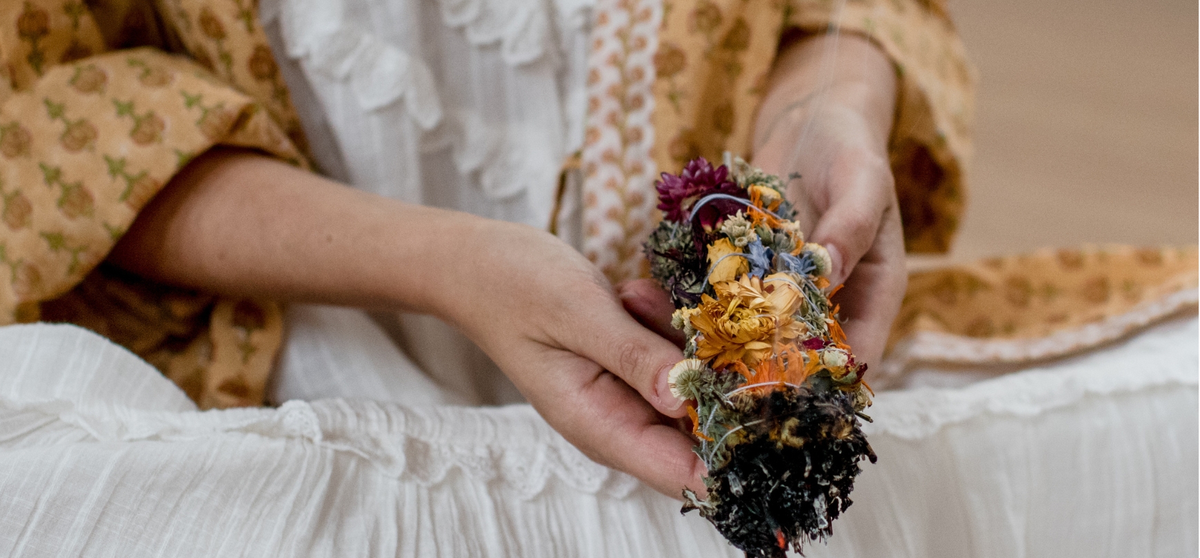 Ceremony facilitator die een smudge gemaakt van bloemen vasthoudt