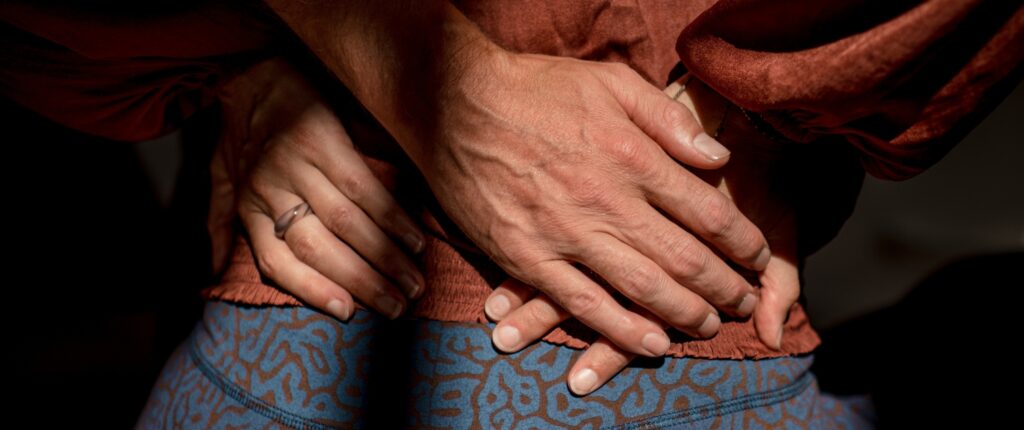 Docent die Yogatherapeutische tool laat zien tijdens de DNYS Academie Basisopleiding Yogatherapie
