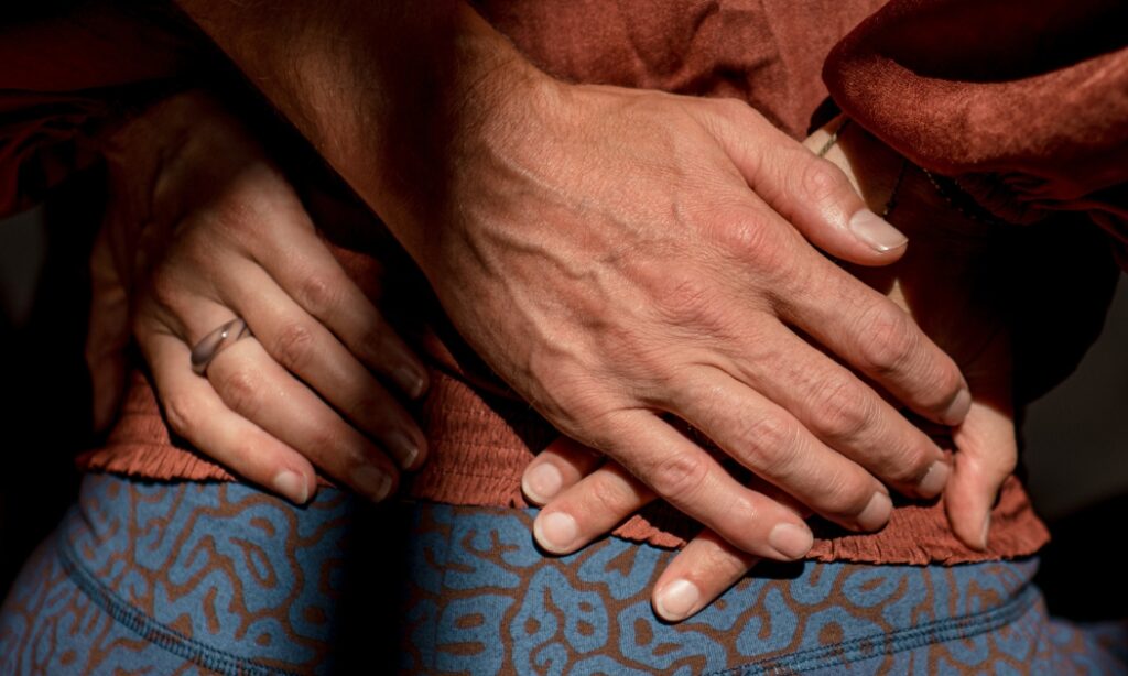 Docent die Yogatherapeutische tool laat zien tijdens de DNYS Academie Basisopleiding Yogatherapie