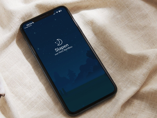 Telefoon met de slaap app van Petit Bambou met ingesproken meditaties door de oprichters van De Nieuwe Yogaschool