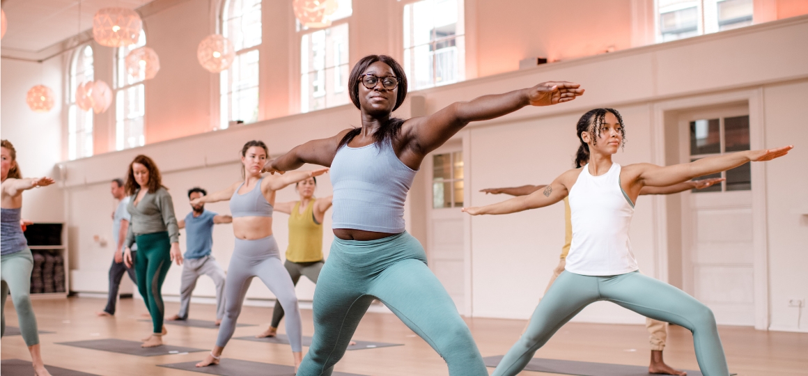 studenten in yoga pose tijdens een vinyasa les bij De Nieuwe Yogaschool