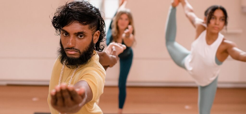 studenten in yoga pose tijdens een vinyasa les bij De Nieuwe Yogaschool