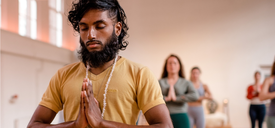 student in yoga pose tijdens een vinyasa les bij De Nieuwe Yogaschool