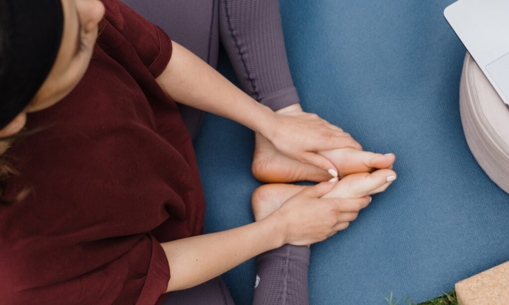 studente in yoga pose tijdens online yogales van De Nieuwe Yogaschool in de tuin