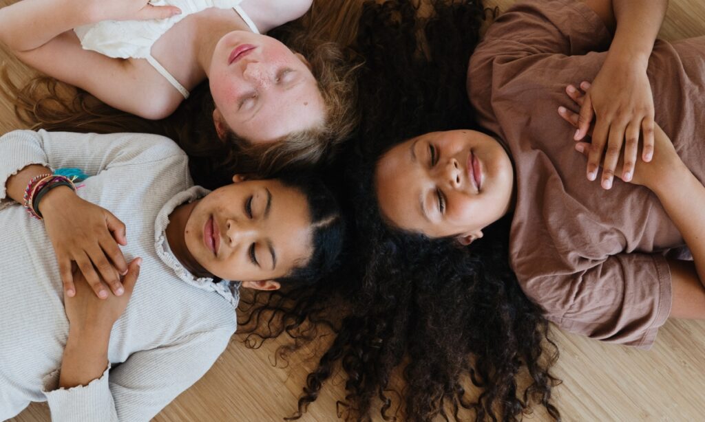 kinderen die oefenen met kinderyoga van de opleiding Schoolverlichting