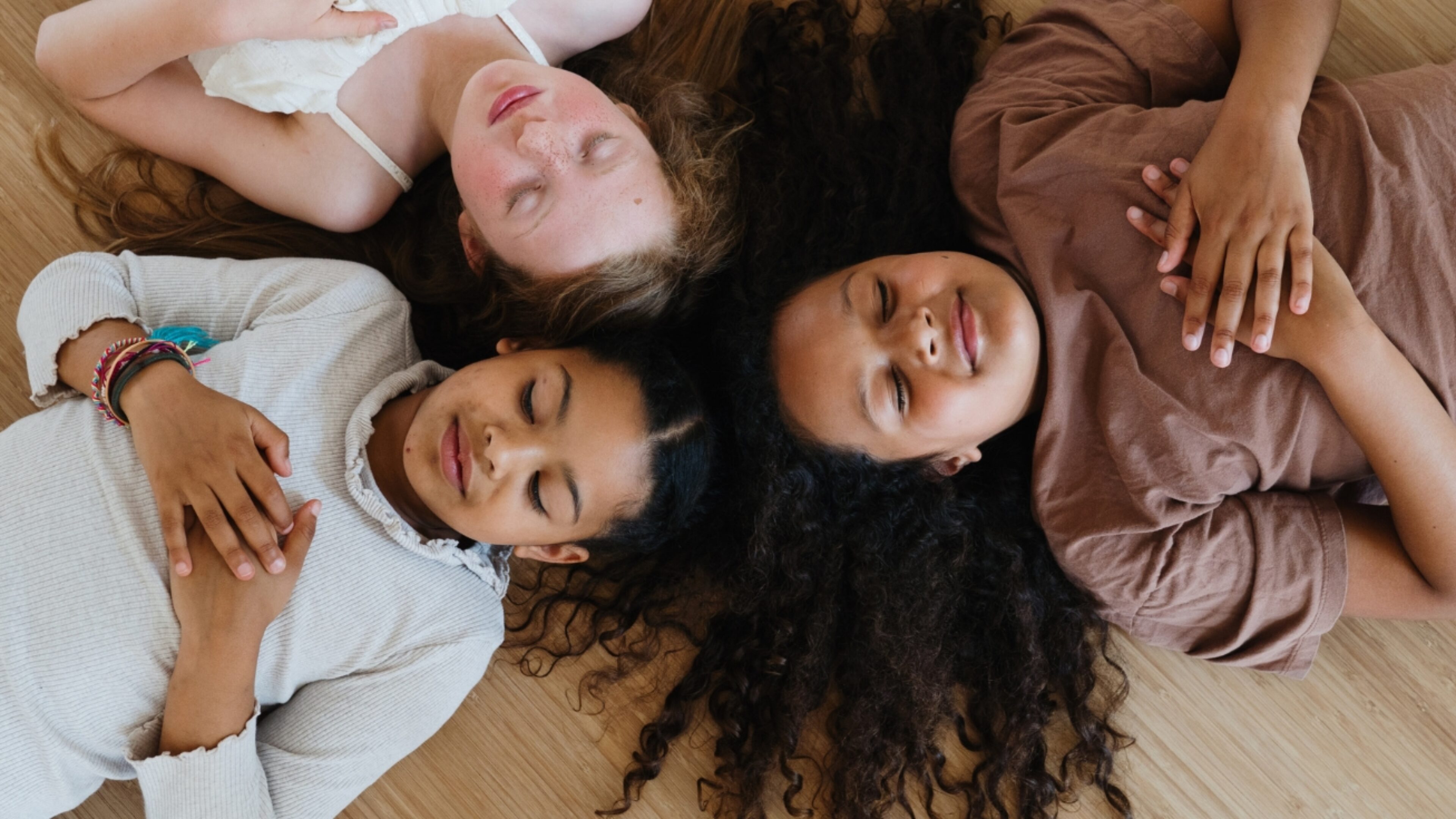kinderen die oefenen met kinderyoga van de opleiding Schoolverlichting