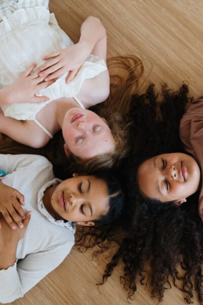kinderen die oefenen met kinderyoga van de opleiding Schoolverlichting