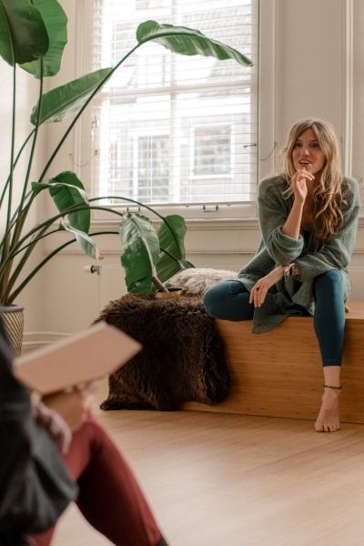 leraar die een workshop geeft voor studenten in De Nieuwe Yogaschool in Amsterdam