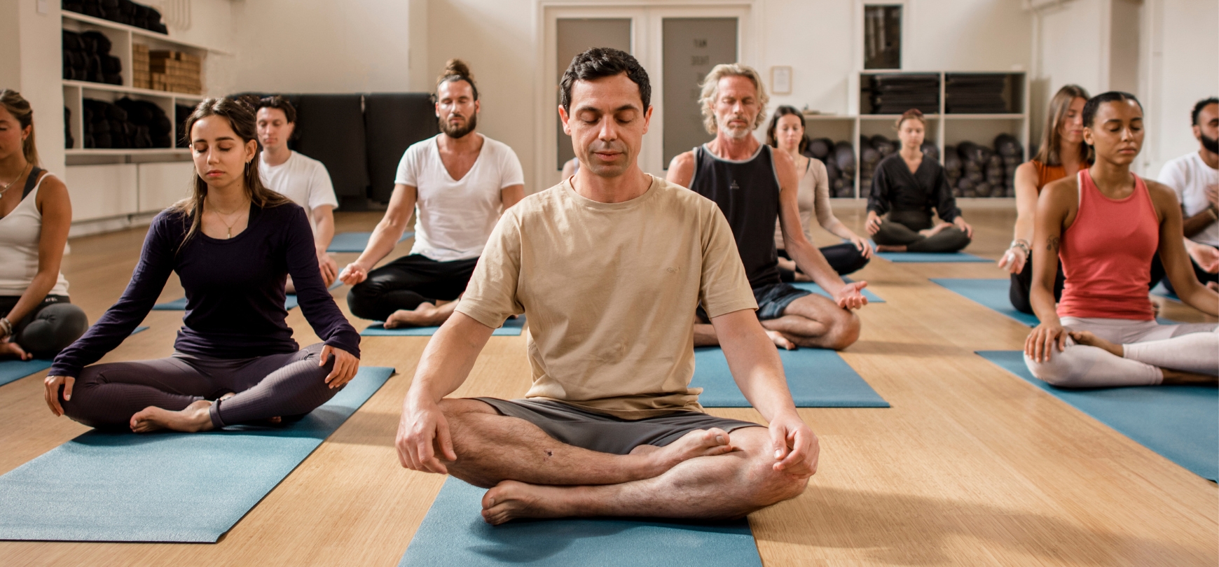 groep studenten tijdens meditatie bij een les in de ruime studio van De Nieuwe Yogaschool