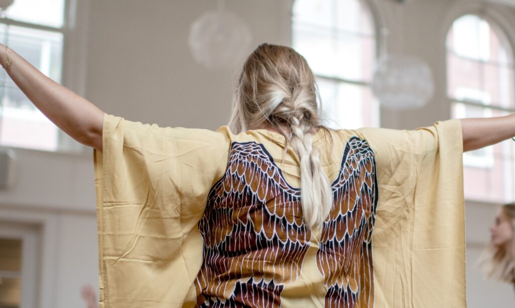 vrouw die danst met andere vrouwen in de studio van De Nieuwe Yogaschool