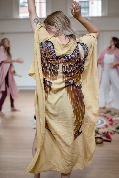 vrouw die danst met andere vrouwen in de studio van De Nieuwe Yogaschool
