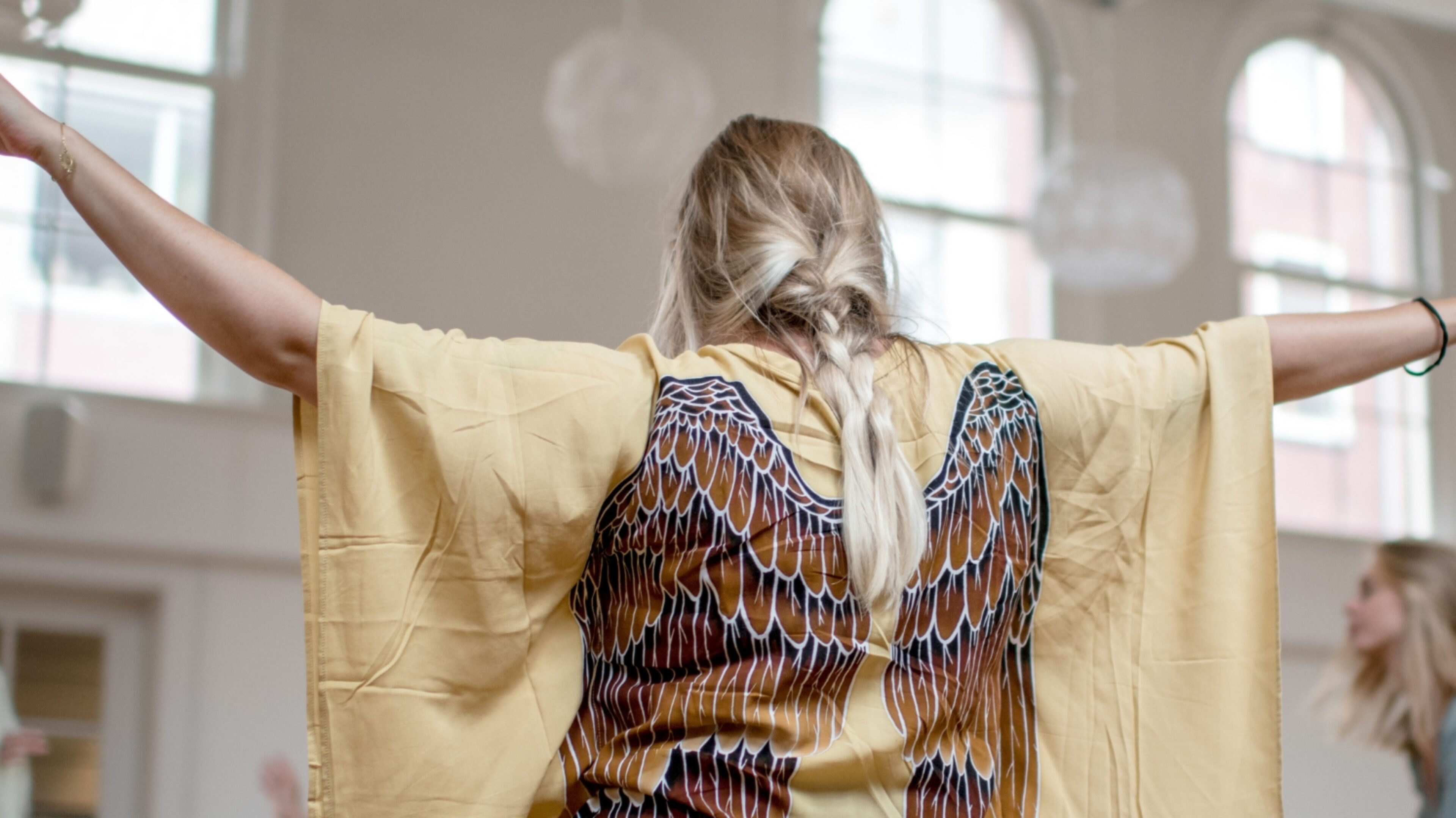 vrouw die danst met andere vrouwen in de studio van De Nieuwe Yogaschool