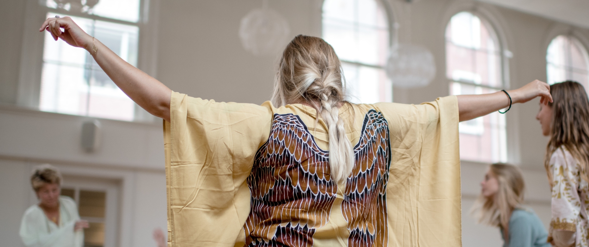 vrouw die danst met andere vrouwen in de studio van De Nieuwe Yogaschool