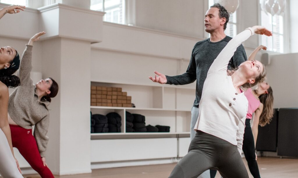 student in yoga pose tijdens vinyasa opleiding bij De Nieuwe Yogaschool