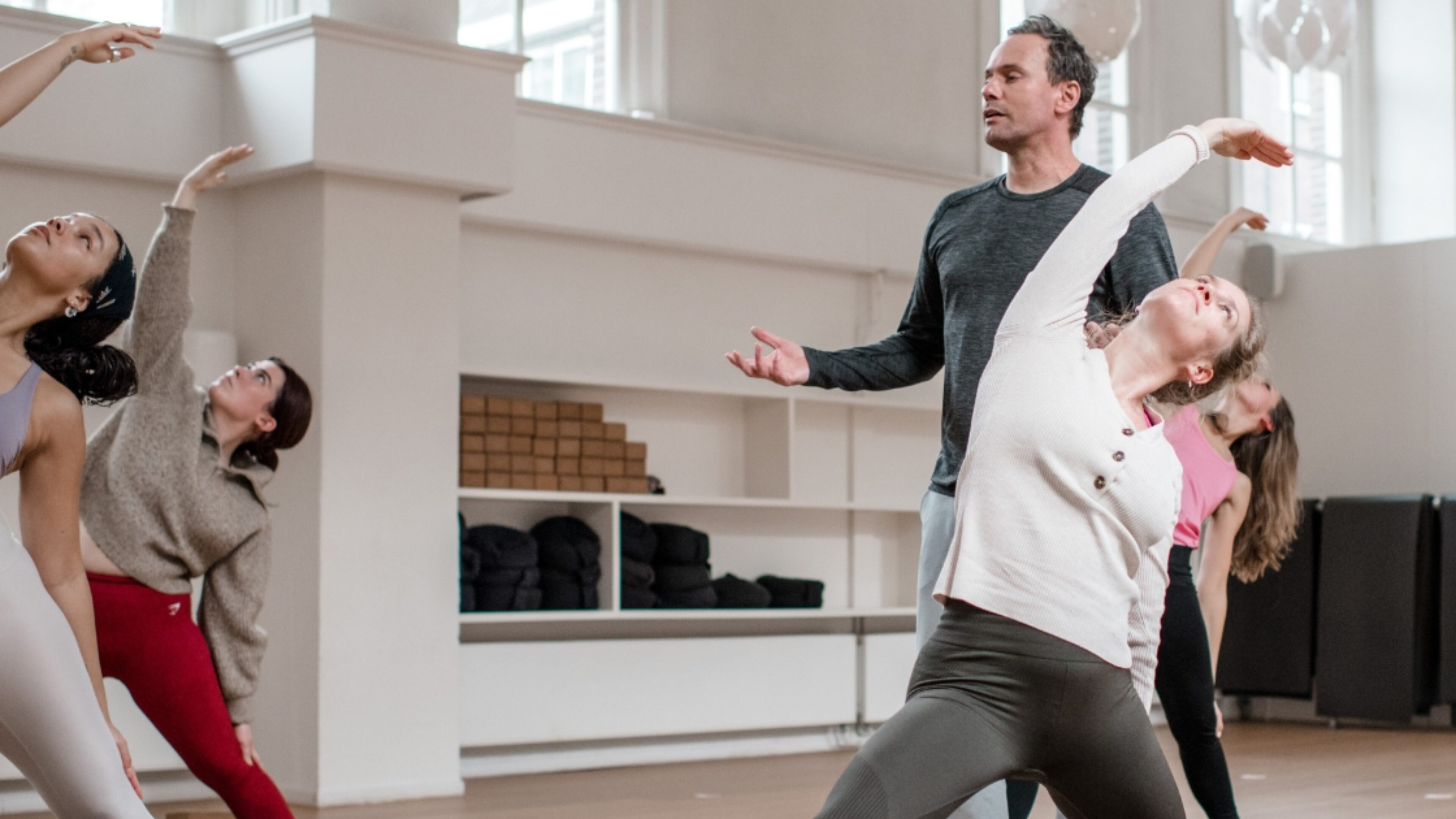 student in yoga pose tijdens vinyasa opleiding bij De Nieuwe Yogaschool