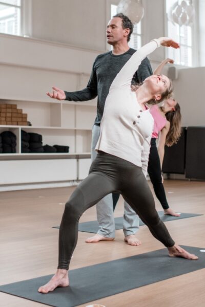 student in yoga pose tijdens vinyasa opleiding bij De Nieuwe Yogaschool