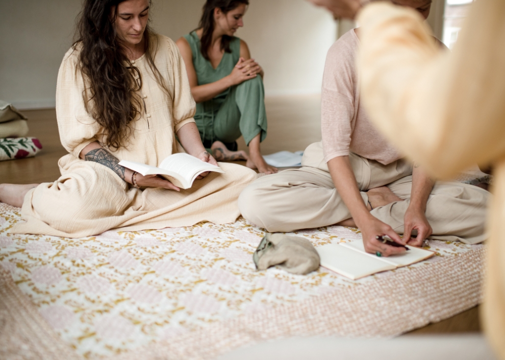 studenten in een workshop in een van de studio's van De Nieuwe Yogaschool