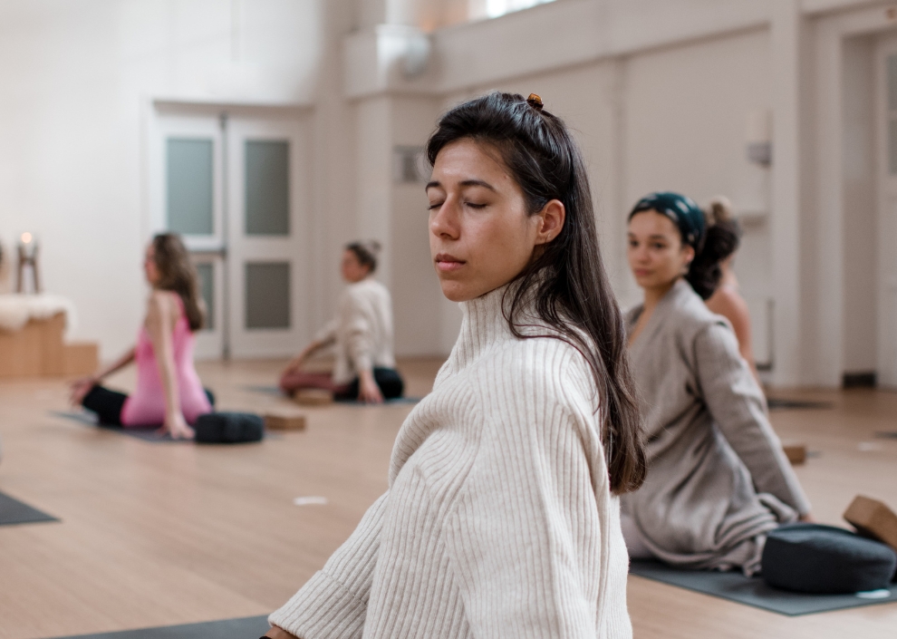 student in yoga houding in de ruimte lichte studio van De Nieuwe Yogaschool