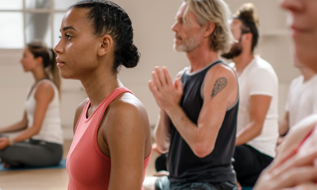 studenten in yogales bij De Nieuwe Yogaschool Amsterdam