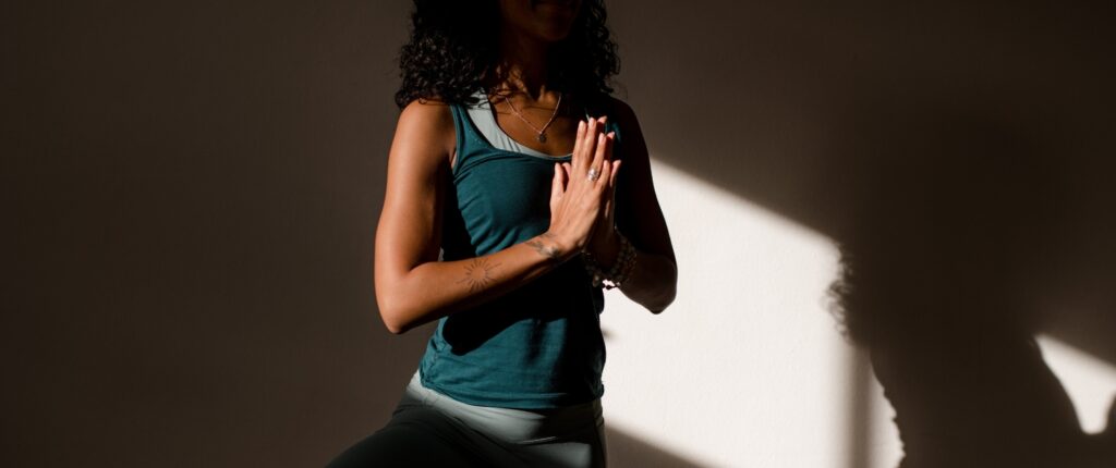 student in yoga houding tijdens les bij De Nieuwe Yogaschool Amsterdam