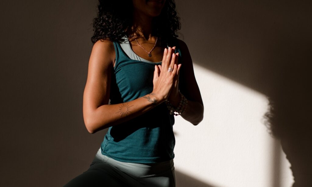 student in yoga houding tijdens les bij De Nieuwe Yogaschool Amsterdam