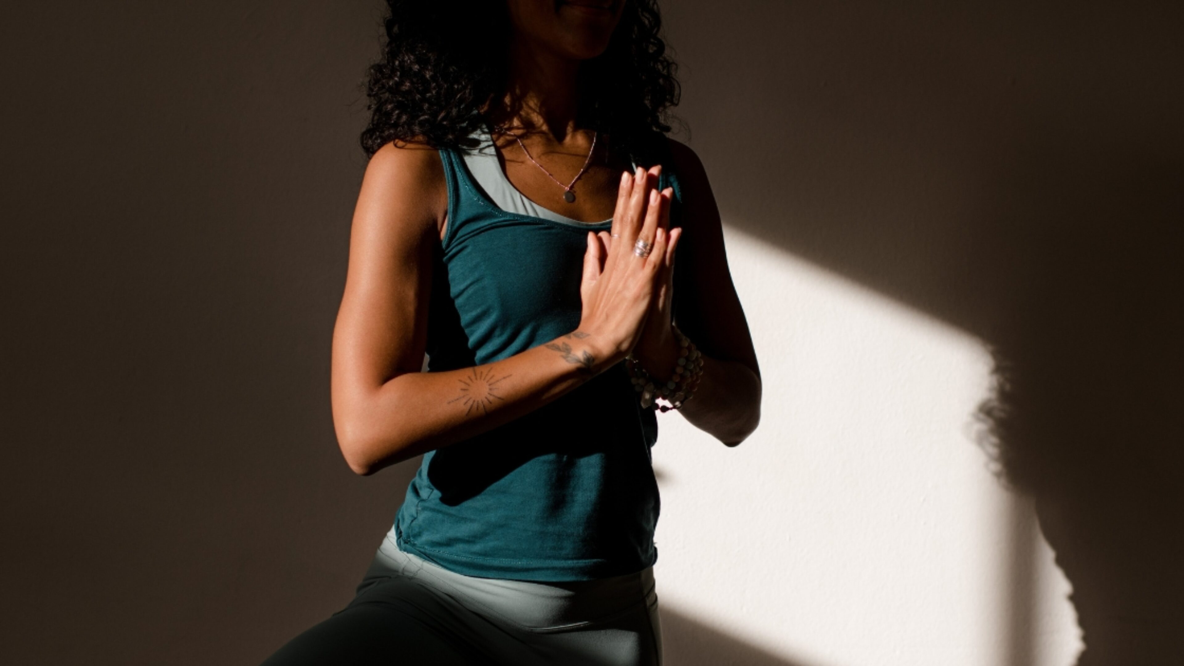 student in yoga houding tijdens les bij De Nieuwe Yogaschool Amsterdam