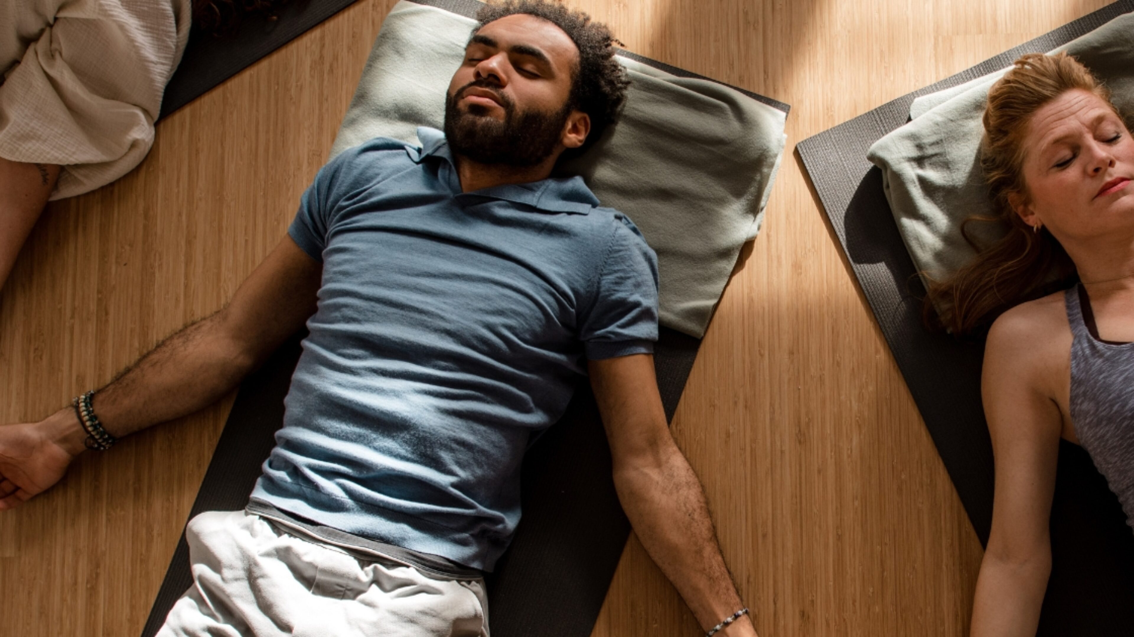 mensen die in een cirkel liggen en een ademoefening doen bij De Nieuwe Yogaschool Amsterdam